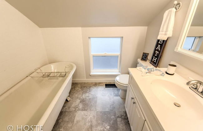 Perfect Cottage Downtown Great Patio! - Photo 3