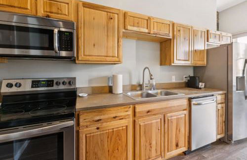 Rustic-Industrial Loft with Courthouse Views apts - Photo 15