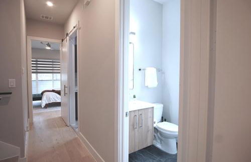 Modern 3BR with Game Room, Near Market Center DART, Med District & Uptown - Foto 17