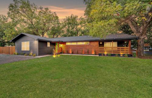 New-The Mod Poppy Large home 10 minutes from it all - Photo 56