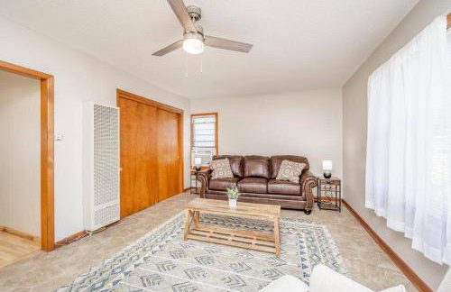 Cozy 1 Bed 1 Bath Home with Garage and Fenced Yard - Foto 3