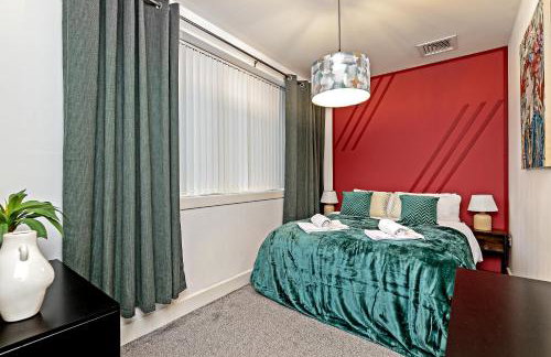 PRIME City Centre Location, THE JUKE BOX SUITE, Secure Gated FREE Parking Space, Unique STYLISH Apartment, AIR CONDITIONING & Two Bathrooms - Photo 3