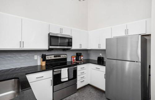 BOLD 2BR 2BA In The Block Apartment by CozySuites - Foto 14