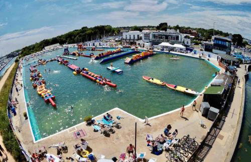 The Lymington Hub Slps 13 hot tub/chef/spa - Photo 2