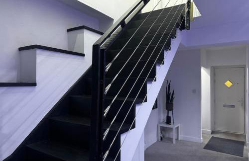 Modern 3-Bedroom Home with Cozy Cinema-Style Living Space - Foto 17