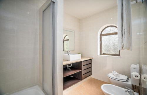 Host Wise - Sunny Spacious House - Terrace & Free Parking - Foto 15