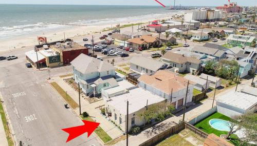 Coastal Blue Beach House with 3 Bedrooms and Just off the Seawall - Foto 2