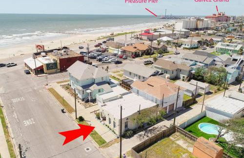 Coastal Blue Beach House with 3 Bedrooms and Just off the Seawall - Foto 2