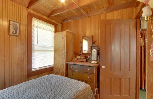 Grandmas Cottage with Sunroom Walk to Beach - Foto 20