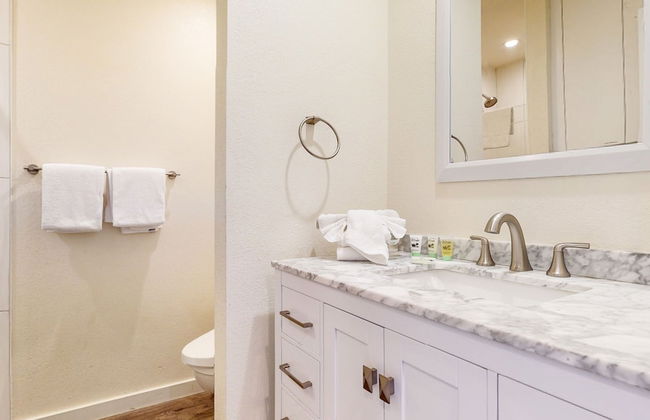 Mid Century Modern Cabin - Walk to Village! - Foto 28