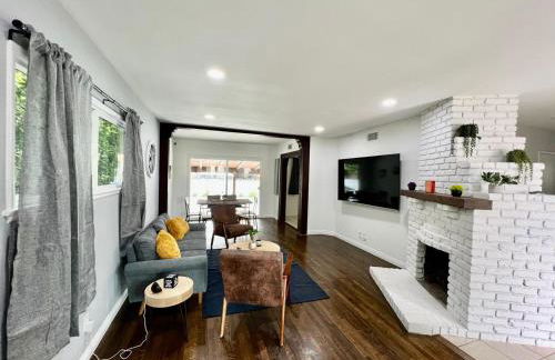 Cozy 3BR Home With Pool, Yard, Garage, and 80 inch TV! - Foto 8