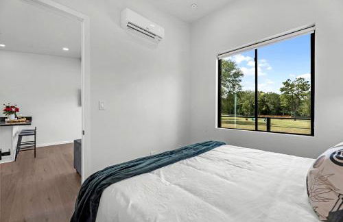 Tranquil Tiny Home Resort with Heated Pool & Goats near Houston, Hempstead Texas - Foto 11