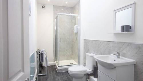 Cosy & Fully Equipped Cottage in Swinton - Foto 4, Shower