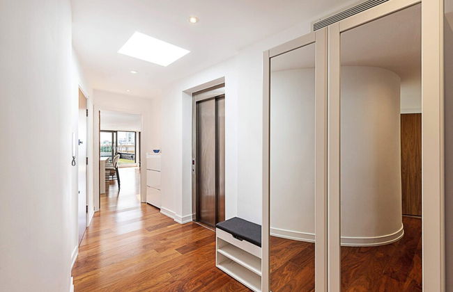 Modern Haven With Terrace View & Urban Charm - Foto 19