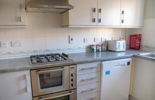 4x Bed Elegant Home with Parking - Photo 36