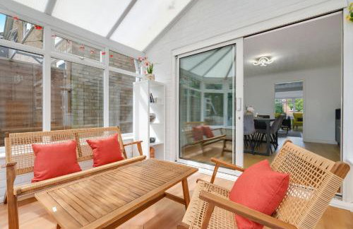 Luxury 5 BDR 2 BA House with Parking in Sandhurst By 360Stays - Photo 83