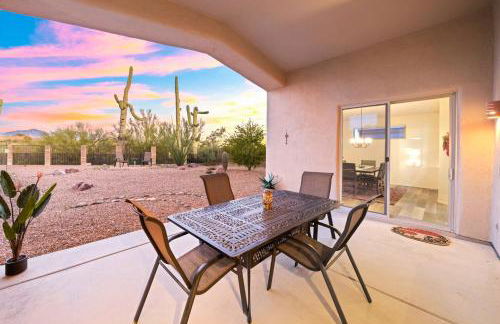 Remodeled modern beauty backs to open desert with mountain views & home theatre - Foto 10