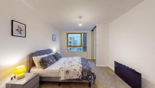 Stylish 2-bed flat,Secure Parking - Photo 3