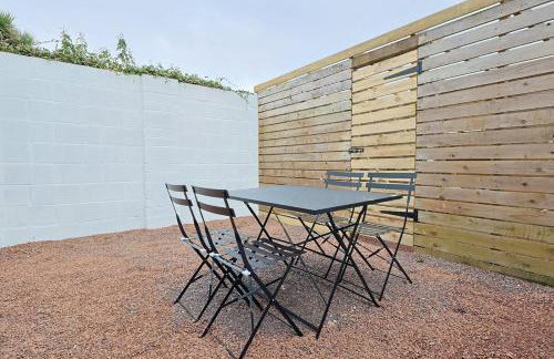 Chic 2 Bed Flat near Central Cardiff - Photo 18