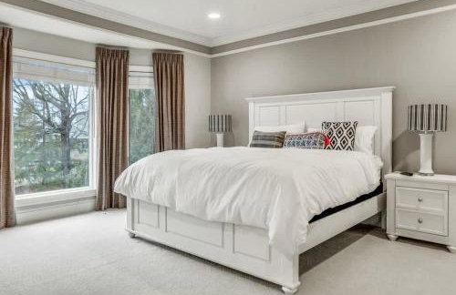 Immerse in Luxury Grand 5BR Lakefront Haven Views - Foto 16