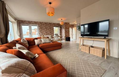 Luxury 2bed Sleeps 4 Flat Nr White Rose w Free Parking, Desks and Fast WiFi - Foto 1