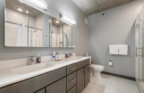 Linea Luxury Living with Indoor Pool and Rooftop Views in The Loop - Photo 35