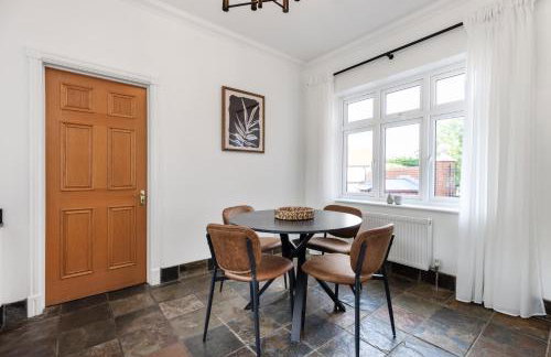 Merry Lakes - Luxury Lakeside Escape with Pool - Just 30 Minutes from London - Foto 21