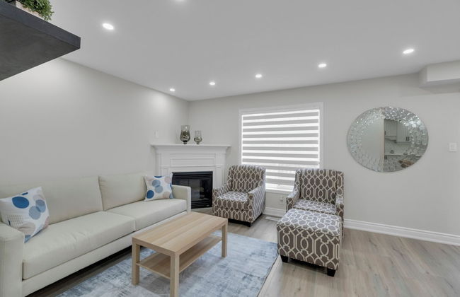 Beautiful House - On A Quiet Street - Photo 35