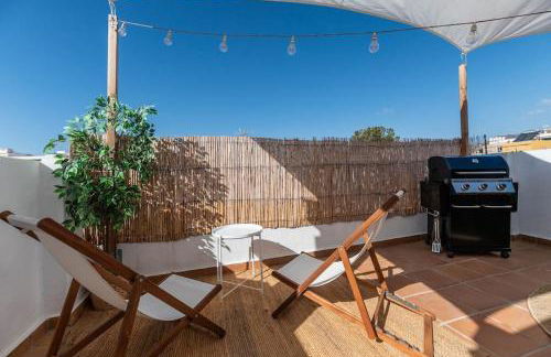 Urban Charm Rooftop Apartment with Vista - Photo 9