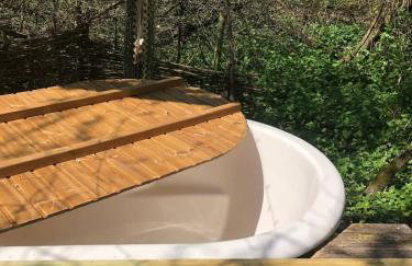 Otter Camp Private Riverside Glamping with Hot Tub - Foto 4