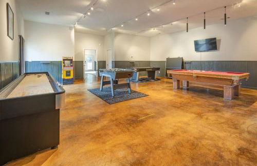 Majestic - Modern Cabin, Hot Tub, & Game Room! - Foto 23