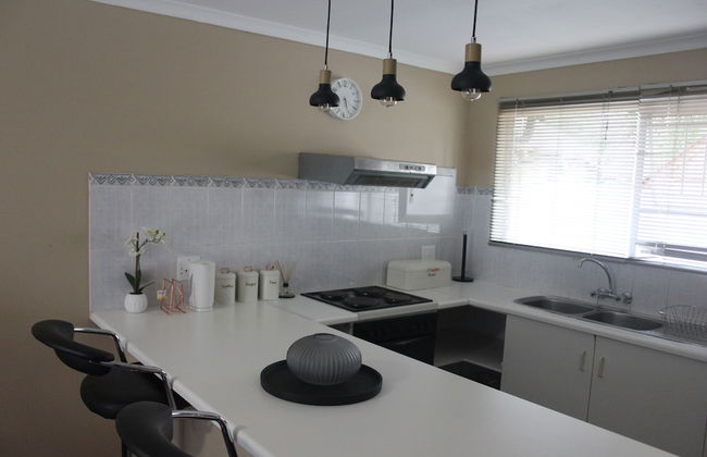 Chic & Serene 1-Bed Haven in Roodepoort - Photo 23
