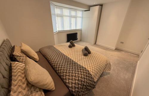 Luxury 4 Bedroom House in Harrow with Free Parking - Foto 15