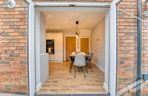 3 Bed House with Office Space in Coventry, by ARP Homes, Central, Driveway & Garage, Garden, Ideal for Contractors, Families & Long stays - Foto 15