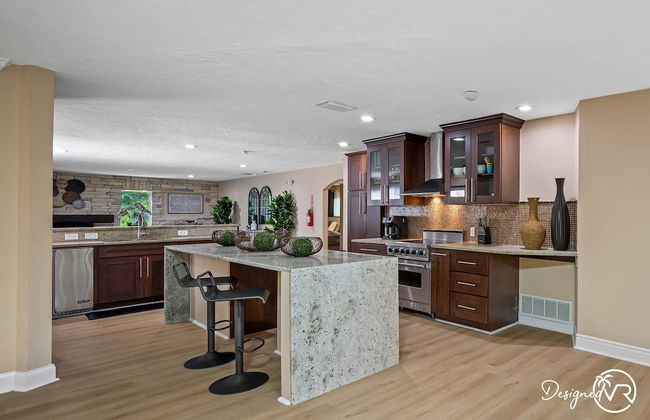 8BR Villa with Heated Pool Near Beach - Foto 40