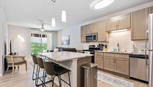 Fitness Room Pool Univ Research Park and Parking - Foto 3