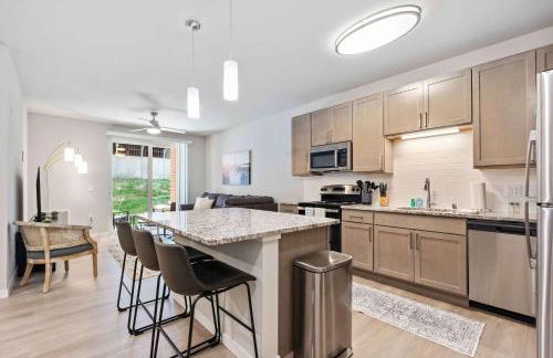 Fitness Room Pool Univ Research Park and Parking - Foto 3