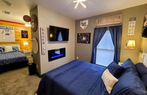 King Bed In Main Floor - Downtown Vacation Rental - Foto 47