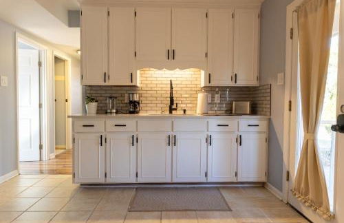 Charming 3BR Home With a Deck and Yard - Photo 16