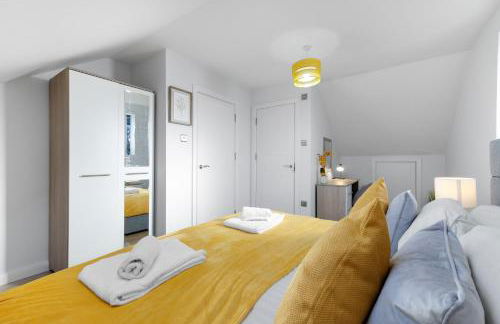 Modern 4 Bedroom House With Parking in Farnham Royal, Slough By 360stays - Foto 15