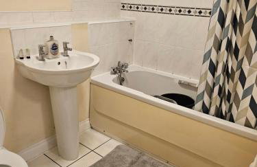 Lux Den close to M1! Netflix , Parking & Broadband - Foto 7