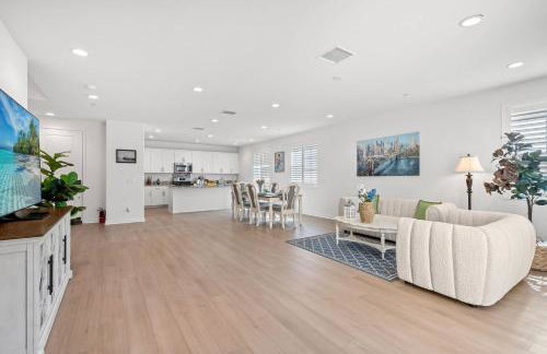 Spacious 5BR Getaway w Game Room & Modern Comfort - Photo 70