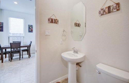 Meticulously-maintained 3-BR Townhouse w/ Backyard ~ Double-Story! - Foto 37