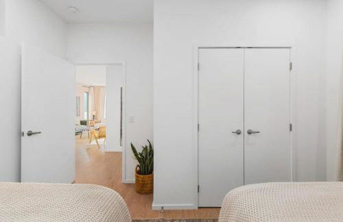 Penthouse Condo on River with Garage and Patio, Walk Downtown - Foto 32