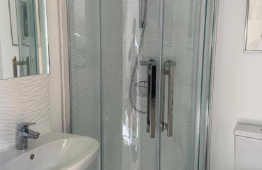 1-bed - Sleeps 2 - Pet Friendly w Parking - Foto 7