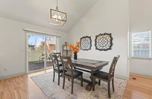 Fire Pit Getaway Shops and Dining 70in TV - Foto 16