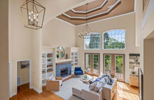 Stunning Modern Retreat! Year-Round Swim Spa | Hot Tub | Movie Room | Firepit - Foto 3