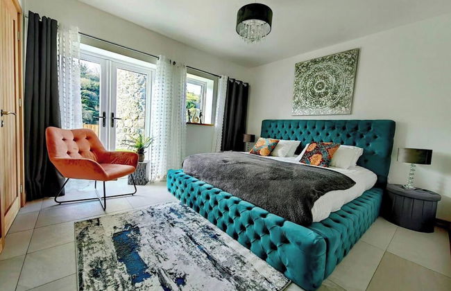 4 Bed Villa Sleeps 8 -private Terrace-free Parking - Foto 5