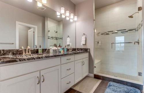 Modern And Spacious Townhouse Blocks from Downtown - Foto 32