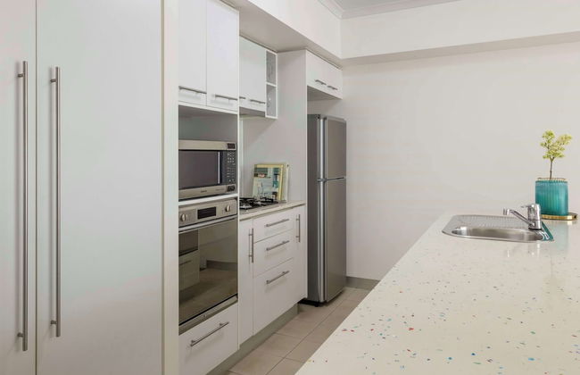 Oaks Brisbane River City Suites - Photo 20